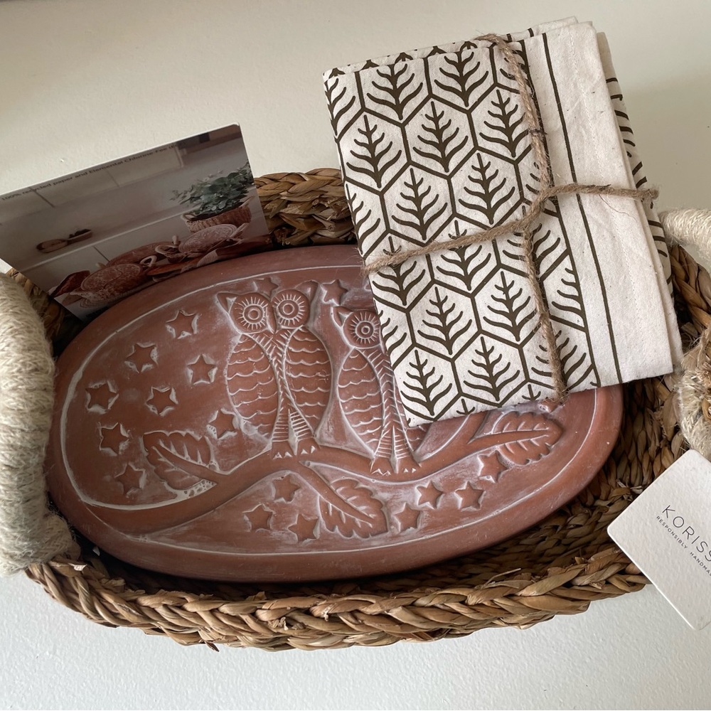 New In Box Korissa Bread Warmer & Basket Gift Set W/Tea Towel Owl Oval MSRP $78